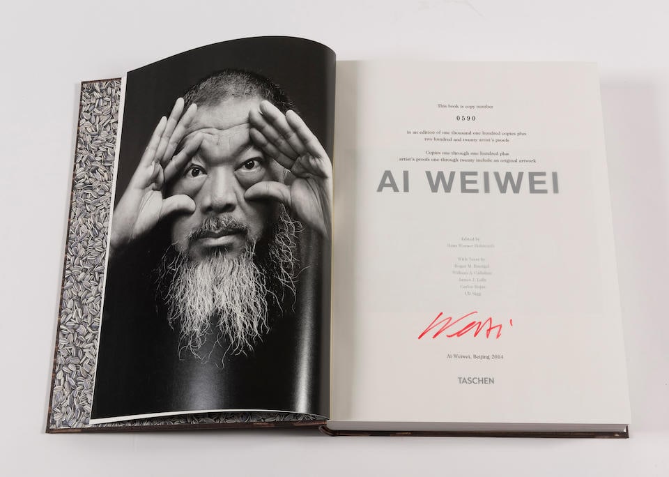 AI WEIWEI (born 1957) Ai Weiwei Collector's Edition, 2014 Ouvrage enveloppé dans un foulard...: AI WEIWEI (born 1957) Ai Weiwei Collector's Edition, 2014 Ouvrage enveloppé dans un foulard en soie Habotai et vendu dans sa boite d'origine Signé et numéroté 590 / 1100 Boek verpa