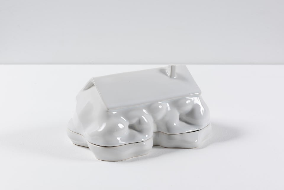 ERWIN WURM (born 1954) Little Big House Butter Dish, 2020 Beurrier en céramique émail...: ERWIN WURM (born 1954) Little Big House Butter Dish, 2020 Beurrier en céramique émaillée Edition numérotée à 300 exemplaires Ed. We Do Not Work Alone Geglazuurd keramisc