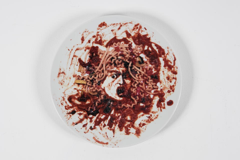 VIK MUNIZ (born 1961) Medusa Marinara, 1999 Assiette en céramiqueNumérotée ...: VIK MUNIZ (born 1961) Medusa Marinara, 1999 Assiette en céramique Numérotée 76 au verso Ed. Bernardaud, France Keramische plaat Genummerd 76 op de achterkant Ed. Bernardaud, Frankrijk