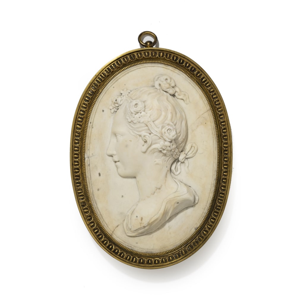 French Louis XVI marble carved white, late eighteenth- early nineteenth century. Bust motif in p...: Médaillon français en marbre sculpté figurant le profil d'une jeune femme, 'le printemps', XIXe siècle cadre en bronze doré d'époque postérieure A French carved whit