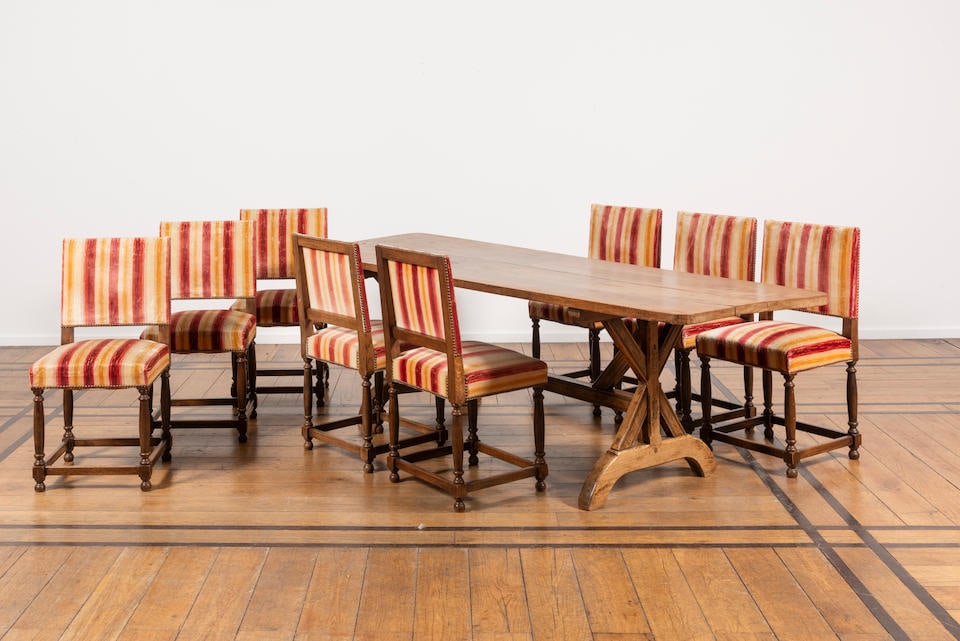 Grande table de communauté ou table de ferme en bois composé d'éléments anciens: Grande table de communauté ou table de ferme en bois composé d'éléments anciens Le piétement sculpté On joint une série de huit chaises de style Louis XIII en bois s