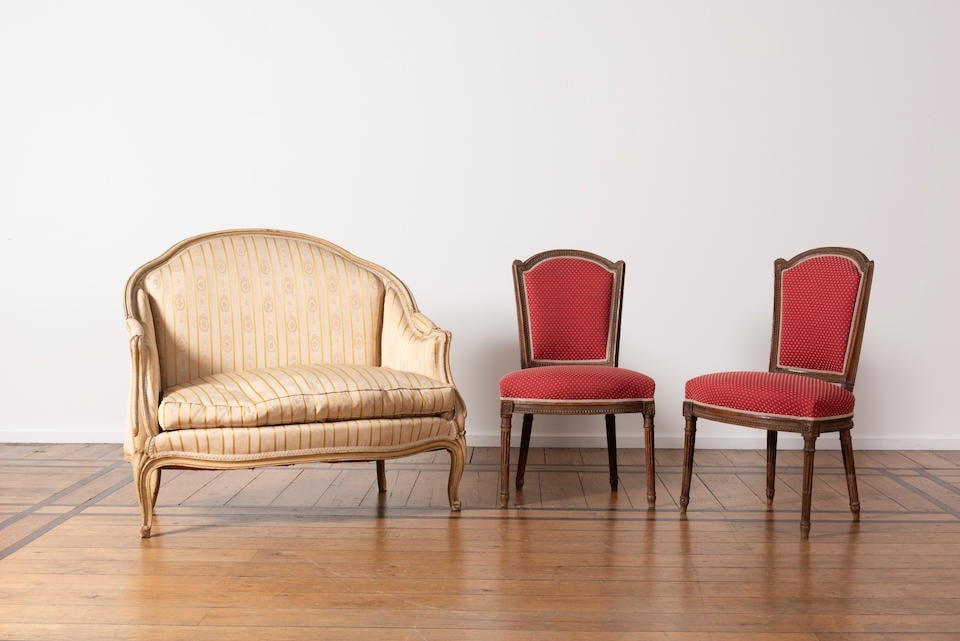 Ensemble comprenant une paire de chaises en bois sculpté d'époque Louis XVI, 18e si...: Ensemble comprenant une paire de chaises en bois sculpté d'époque Louis XVI, 18e siècle et un canapé corbeille en bois sculpté de style Louis XVI, 19e siècle Set bestaand