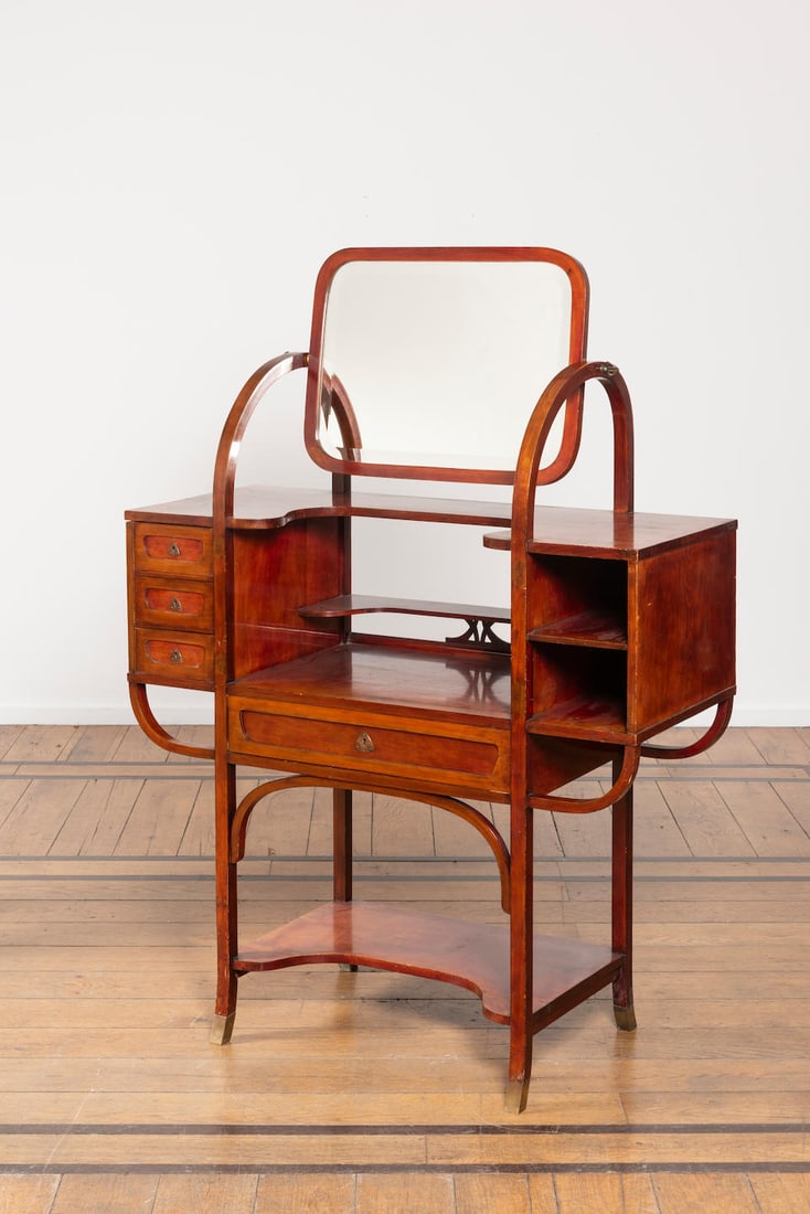 ATTRIBUE A MICHAEL THONET Coiffeuse, circa 1900: ATTRIBUE A MICHAEL THONET Coiffeuse, circa 1900 En bois teinté et laiton Kaptafel van gebeitst hout en messing, circa 1900 Dressing table in stained wood and brass, circa 1900 H.154 cm L.108,5 cm