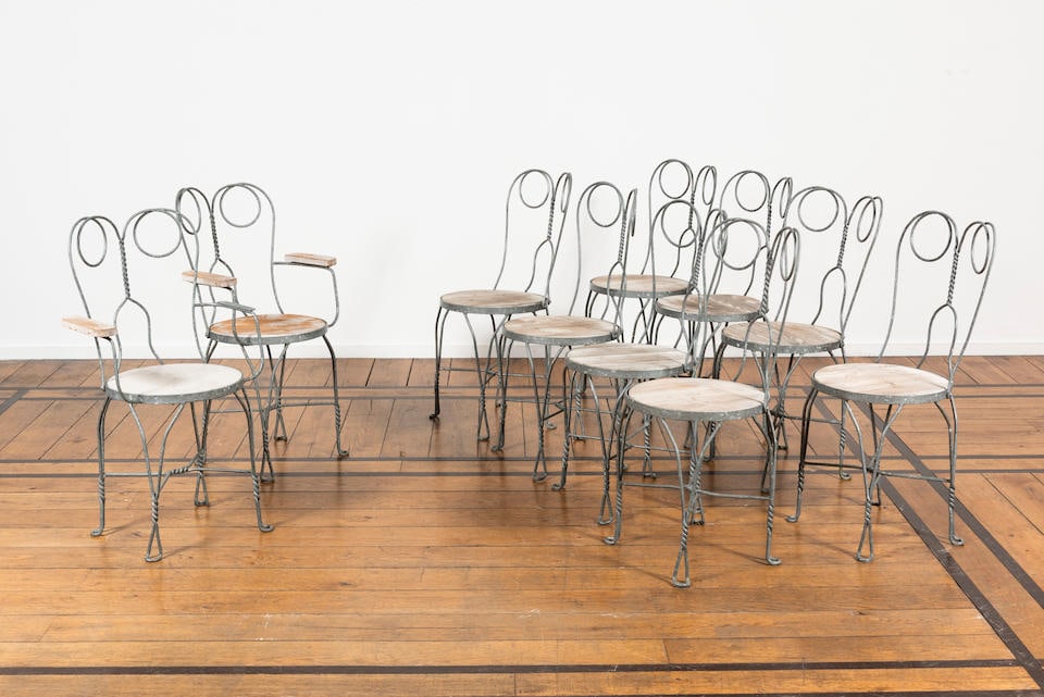 Suite de huit chaises et de deux fauteuils en zinc et assise en bois: Suite de huit chaises et de deux fauteuils en zinc et assise en bois L'assise de forme ronde. Suite van acht stoelen en twee fauteuils in zink met houten zittingen. Suite of eight chairs and two armch