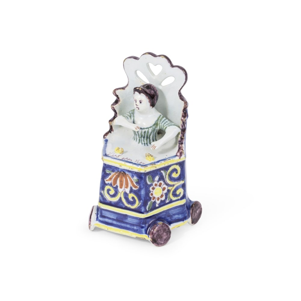 Figurine d'une jeune fille assise sur une chaise haute en faience de Delft, Pays-Bas, vers 1750-70 A: Figurine d'une jeune fille assise sur une chaise haute en faience de Delft, Pays-Bas, vers 1750-70 A Dutch Delft figure of a small girl seated in a high chair, circa 1750-70 Decorated in polychrome co