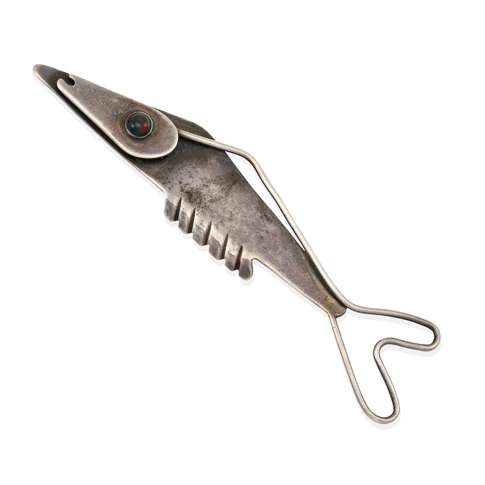 SAM KRAMER: STERLING SILVER AND BLOODSTONE MODERNIST FISH BROOCH: SAM KRAMER: STERLING SILVER AND BLOODSTONE MODERNIST FISH BROOCH • Sterling silver • 1 round cabochon bloodstone (6.10 – 5.90 x 2.30 mm.) • With maker's mark • Measures 4