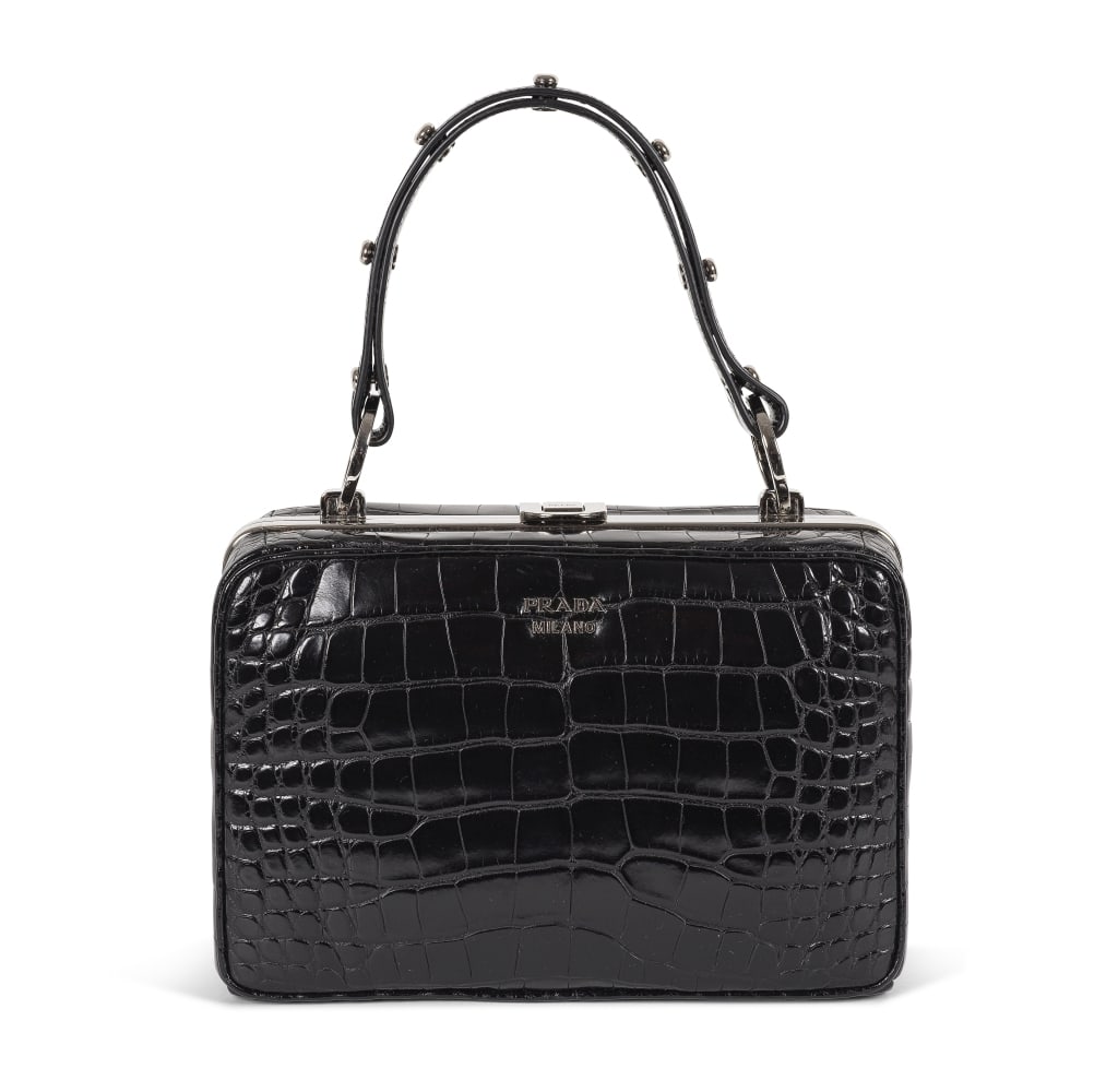 PRADA, collection Printemps/Eté 2016. Sac boite en crocodile noir et métal argenté...: PRADA, collection Printemps/Eté 2016. Sac boite en crocodile noir et métal argenté. Directeur artistique de cette collection en absence de Miuccia Prada: Fabio Zambernardi. Fermoir rigi