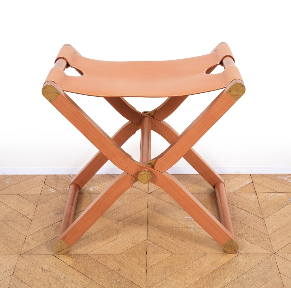 HERMES Paris. Pliant Pippa avec assise en vache naturelle. Par Rena Dumas et Peter Coles.: HERMES Paris. Pliant Pippa avec assise en vache naturelle. Par Rena Dumas et Peter Coles. Structure en poirier, finitions laiton. Condition d'état: B +. 50 x 46 x 41 cm. Footnotes: By Rena Dumas