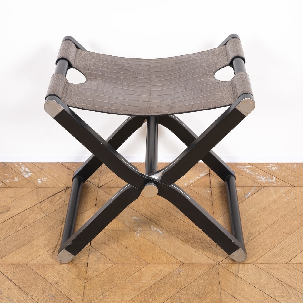 HERMES Paris Made In France, circa 2009. Tabouret pliant Pippa en érable ébonisé ...: HERMES Paris Made In France, circa 2009. Tabouret pliant Pippa en érable ébonisé et Crocodile Porosus gris. Création: Rena Dumas et Peter Coles - Edition limitée - Ebénis