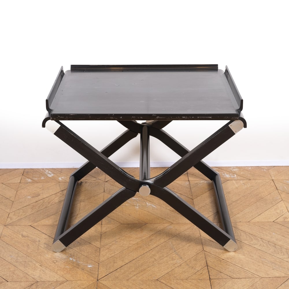Hermès Paris Made In France, circa 2009. Table basse pliante 'Pippa' en érable éb...: Hermès Paris Made In France, circa 2009. Table basse pliante 'Pippa' en érable ébonisé Création: Rena Dumas et Peter Coles - Ebéniste: Pierluigi Ghianda Le plateau amovib