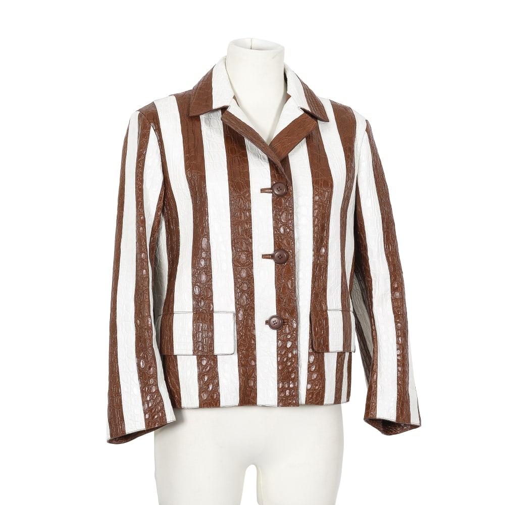 PRADA, collection Prêt à Porter Printemps/Eté 2016. Veste en caïman à r...: PRADA, collection Prêt à Porter Printemps/Eté 2016. Veste en caïman à rayures blanches et palissandre. Directeur artistique: Miuccia Prada. Petit col châle cranté, s