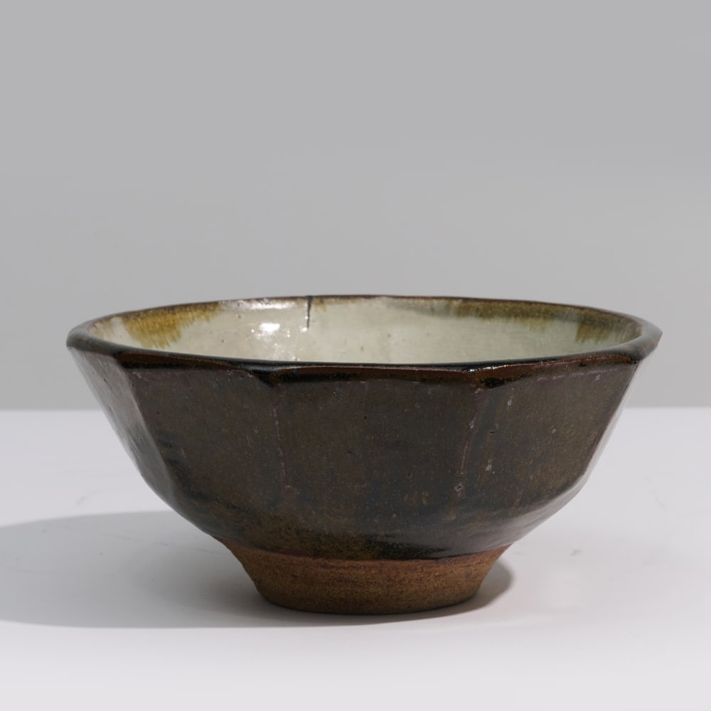 BERNARD LEACH (1887-1979) Bol: BERNARD LEACH (1887-1979) Bol Circa 1960 Monogrammé 'BL' et avec le cachet de Leach Pottery Grès partiellement émaillé H: 11,6 cm. (4.5/8in.); D: 25,6 cm. (10.1/8in.) A monogrammed