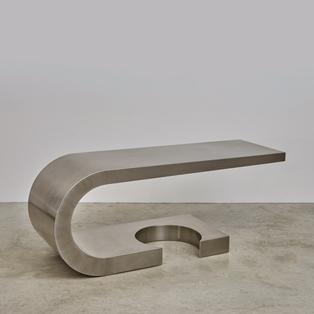 MARZIO CECCHI (1940-1990) Bureau Diapason: MARZIO CECCHI (1940-1990) Bureau Diapason Création en 1968 Edition Studio Most, moins de 40 exemplaires connus Acier inoxydable H: 73 cm. (28.3/4in.); L: 188 cm. (74in.); P: 60 cm. (23.5/8in.) A