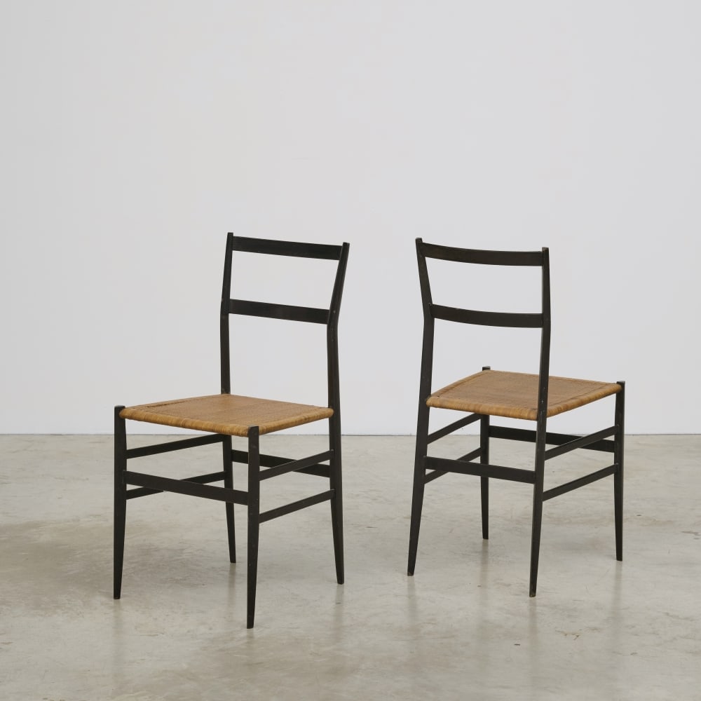 GIO PONTI (1891-1979) Paire de chaises Superleggera, n. 699: GIO PONTI (1891-1979) Paire de chaises Superleggera, n. 699 Création en 1957 Edition Cassina Frêne peint et cannage Chacune H: 83 cm. (32.5/8in.); L: 40 cm. (15.3/4in.); P: 44 cm. (17.1/4in.