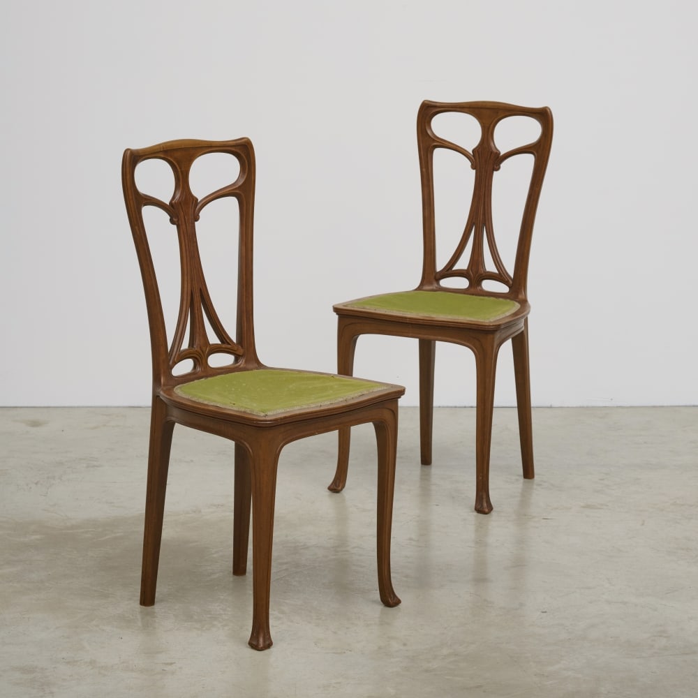 EDWARD COLONNA (1862-1948) Paire de chaises: EDWARD COLONNA (1862-1948) Paire de chaises Circa 1900 Hêtre et tissu Chacune H: 90 cm. (35.3/8in.); L: 41,5 cm. (16.3/8in.); P: 45 cm. (17.3/4in.) A pair of chairs in beech and fabric by Edward