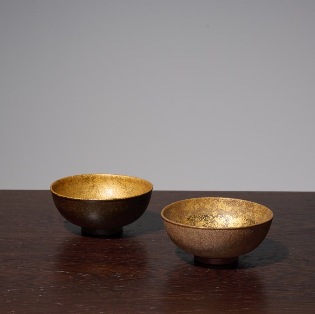 MARCEL WOLFERS (1886-1976) Ensemble de deux bols: MARCEL WOLFERS (1886-1976) Ensemble de deux bols Circa 1930 Cachet de l'artiste Laque et poudre d'or Le plus grand : 4,8 cm. (1.7/8in.); D: 10,7 cm. (4.3/8in.) A set of two bowls in lacquer and gold p