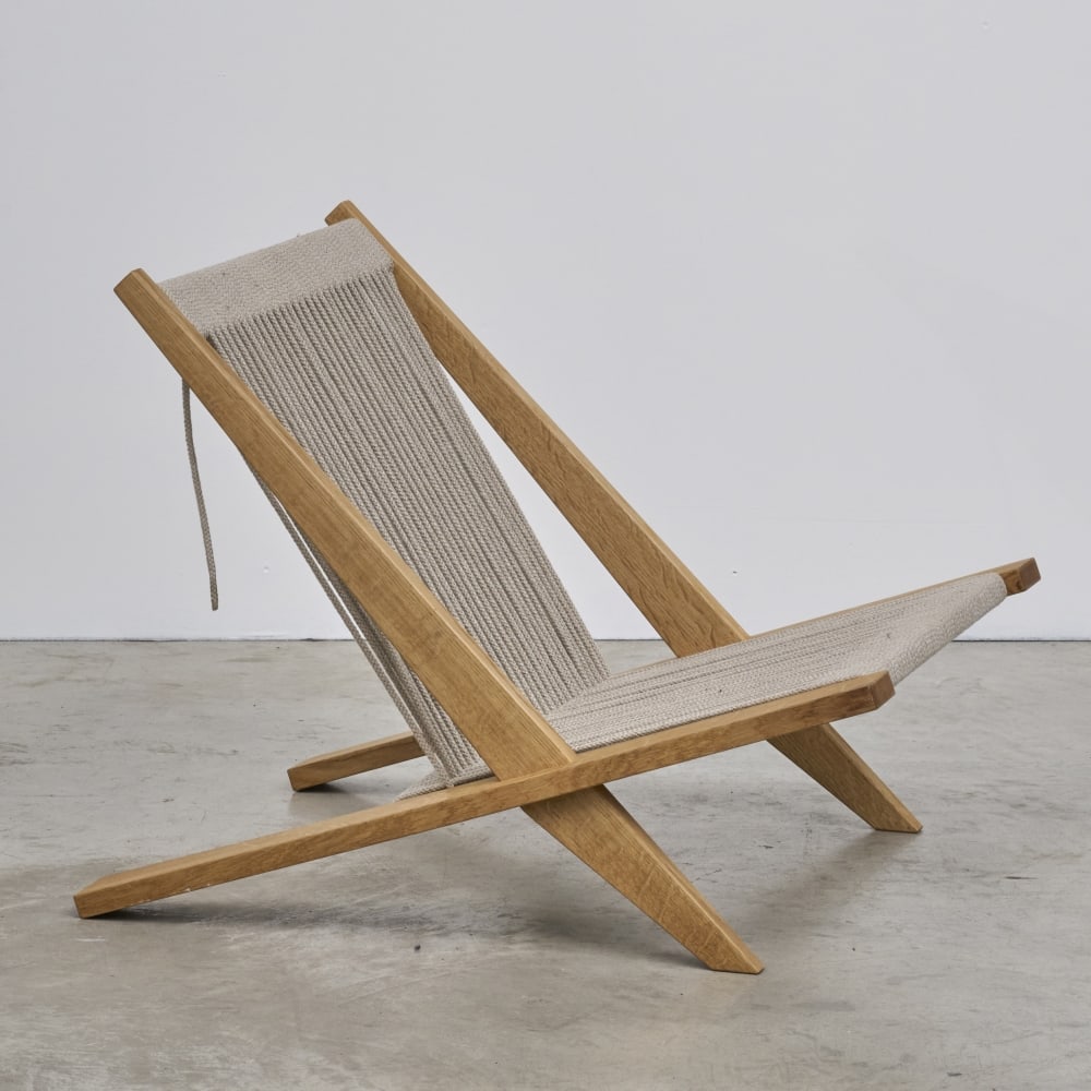 POUL KJAERHOLM (1929-1980) & JØRGEN HØJ (1925-1994) Chauffeuse PP 106: POUL KJAERHOLM (1929-1980) & JØRGEN HØJ (1925-1994) Chauffeuse PP 106 Création en 1952 Edition PP Møbler, circa 2020 Estampille de l'éditeur Chêne d'Amérique et dris