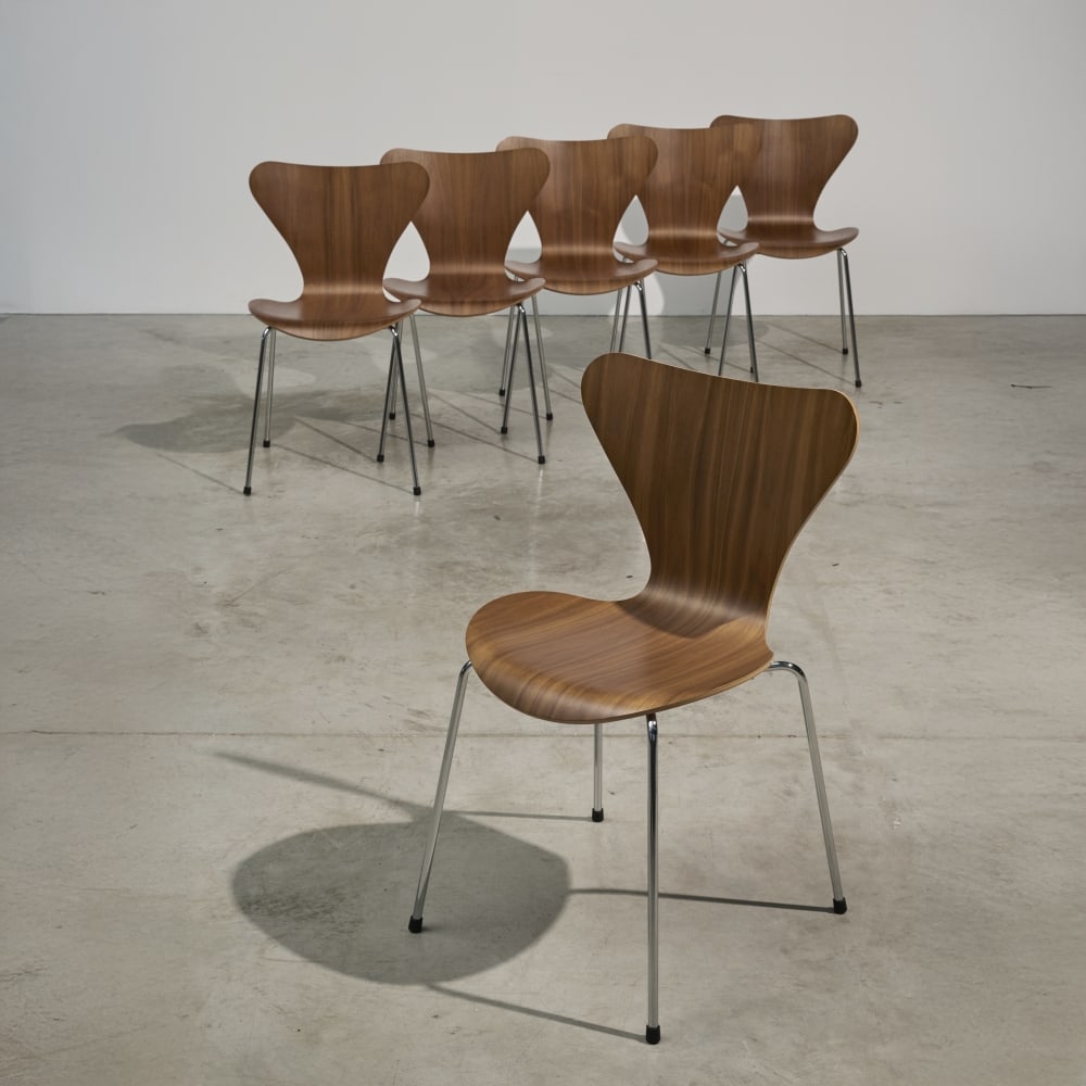 ARNE JACOBSEN (1902-1971) Ensemble de six chaises 3107 de la série 7: ARNE JACOBSEN (1902-1971) Ensemble de six chaises 3107 de la série 7 Création en 1955 Edition Fritz Hansen, 2018 Etiquette de l'éditeur Contreplaqué de noyer, métal chromé