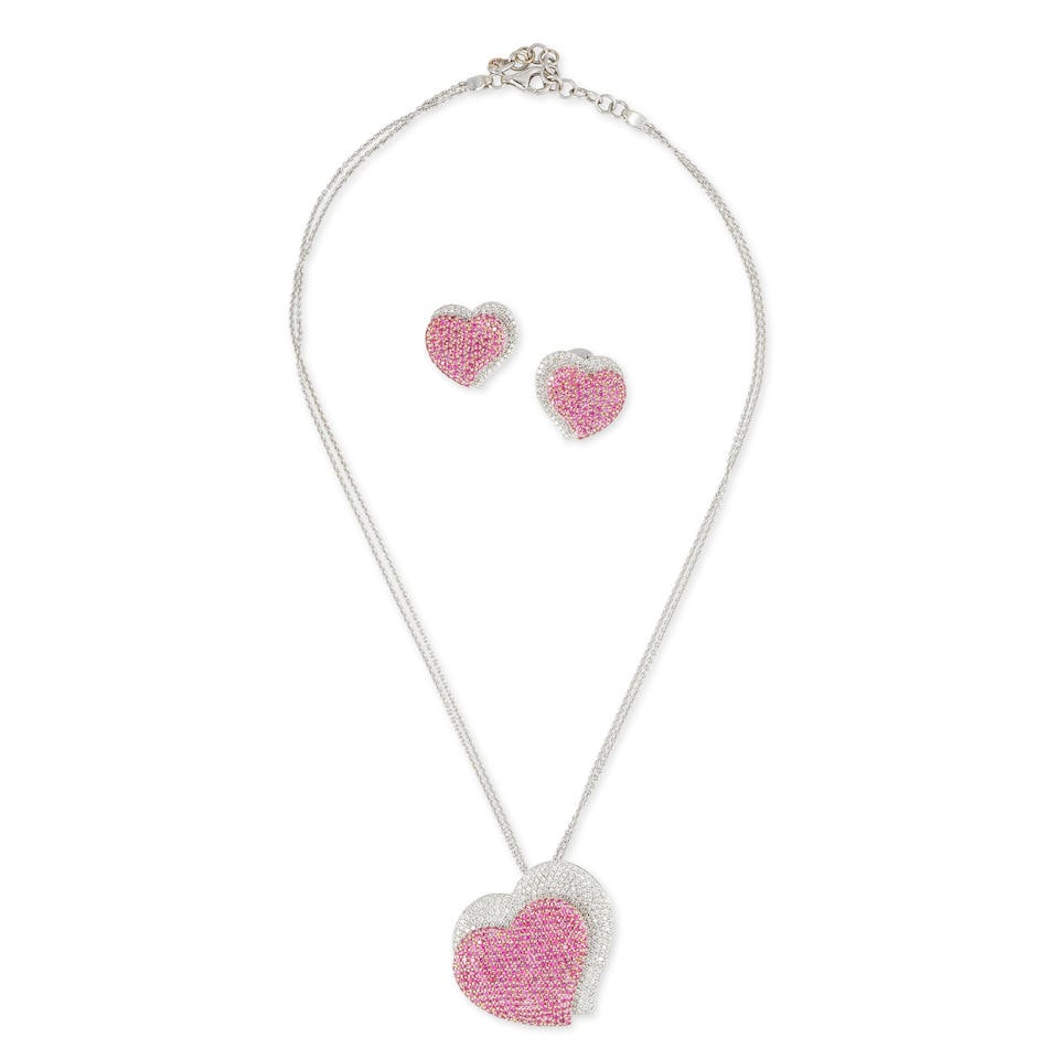 CRIVELLI: DEMI-PARURE 'COEUR' SAPHIRS ROSES ET DIAMANTS: CRIVELLI: DEMI-PARURE 'COEUR' SAPHIRS ROSES ET DIAMANTS Comprenant un collier et une paire de boucles d'oreilles à motifs de coeurs, sertis de saphirs roses de taille ronde et de diamants de tail