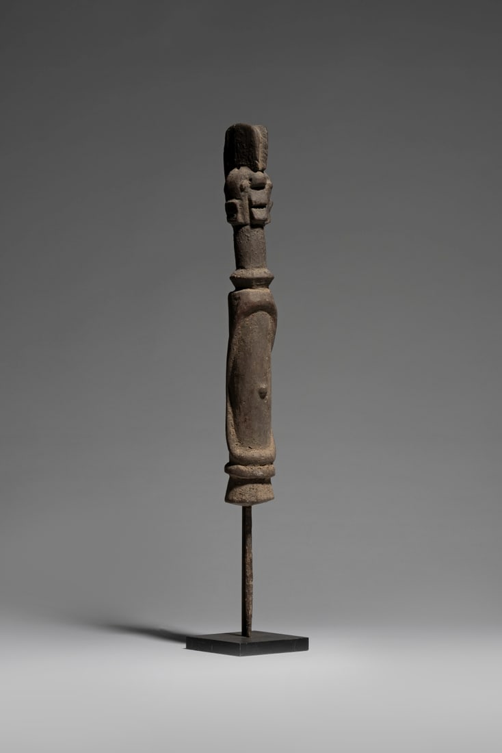 WURKUN FIGURE, NIGERIA: WURKUN FIGURE, NIGERIA kundul wood, metal Height 45 cm (without metal spike) Provenance Anne & Jacques Kerchache, Paris Literature Nigeria, Collection Jacques Kerchache, Paris