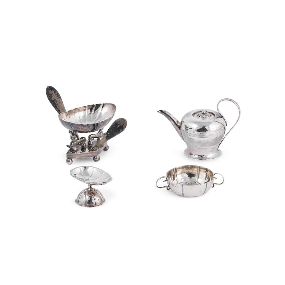 Ensemble d'objets en argent, XVIIIe siècle - XIXe siècle A group of silver objects, 18...: Ensemble d'objets en argent, XVIIIe siècle - XIXe siècle A group of silver objects, 18th-19th century Comprising an egg cup, marked 'GM' for Gabriel Mangold, Nuremberg, circa 1750 - 1770; a