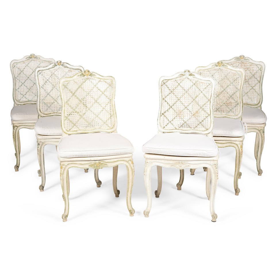 Suite de six chaises à fond de canne de style Louis XV, en bois relaqué blanc, rechamp...: Suite de six chaises à fond de canne de style Louis XV, en bois relaqué blanc, rechampi vert A suite of six Louis XV style white-painted caned side chairs Each with green painted trellis dec