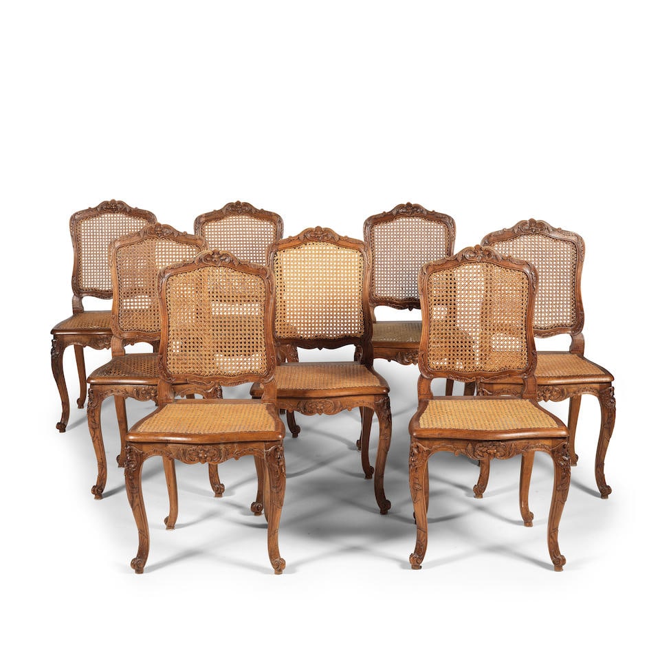 Suite de huit chaises à fond de canne de style Regence, en hêtre sculpté, pieds c...: Suite de huit chaises à fond de canne de style Regence, en hêtre sculpté, pieds cambrés, XXe siècle A suite of eight Regence style stained beech caned side chairs, 20th centur