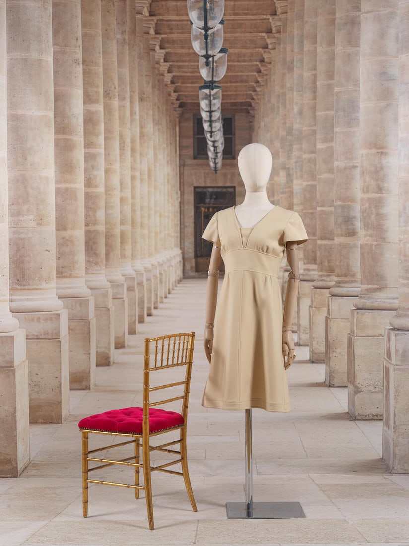 Courrèges Couture Future, collection prêt à Porter, circa 1968. Robe en toile bei...: Courrèges Couture Future, collection prêt à Porter, circa 1968. Robe en toile beige Dessiné par André Courrèges. Encolure pointue, petites manches, effet de découpe.