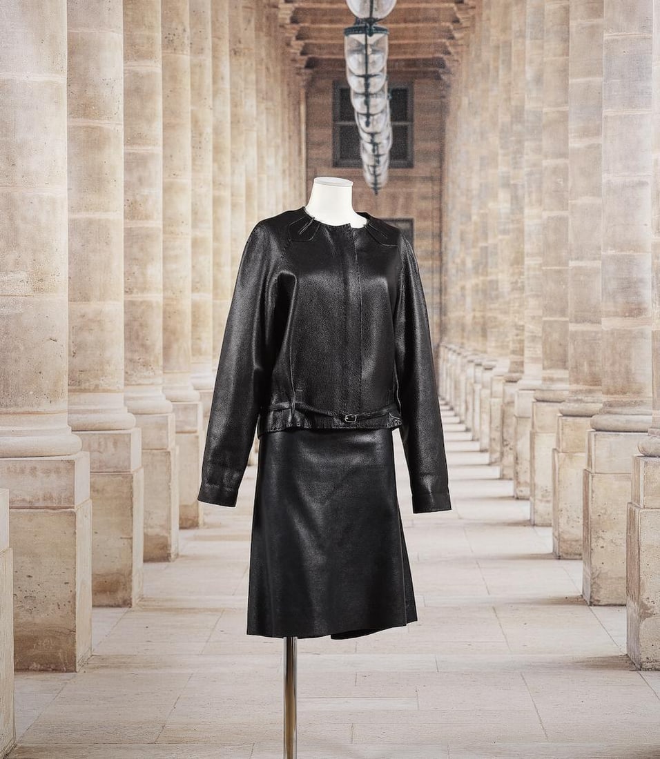 Hermès Paris, circa 2000. Tailleur jupe en cuir de cerf noir. (1 of 1)