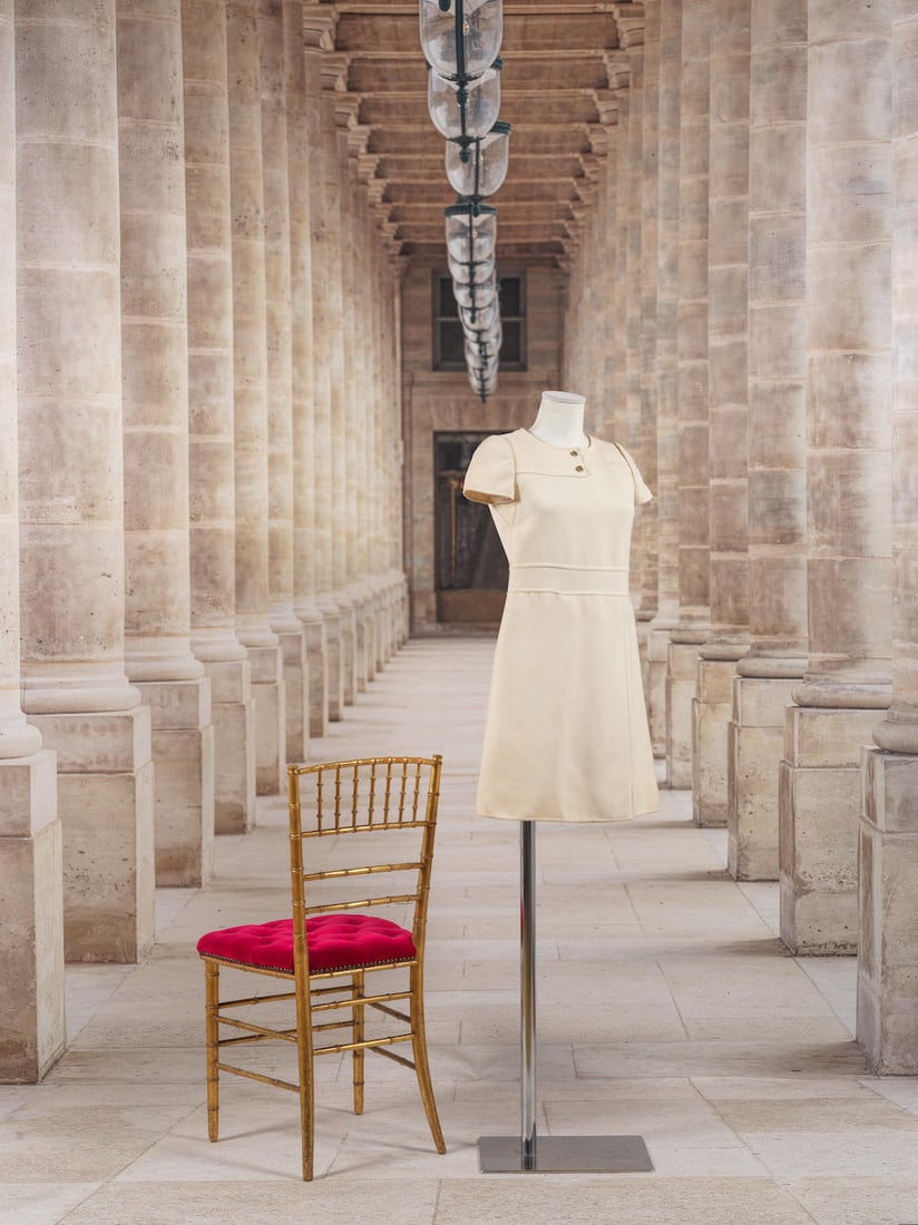 Courrèges Couture Future, collection prêt à Porter, circa 1968. Robe en toile ivo...: Courrèges Couture Future, collection prêt à Porter, circa 1968. Robe en toile ivoire Création André Courrèges De forme trapèze à encolure ronde, petites manches