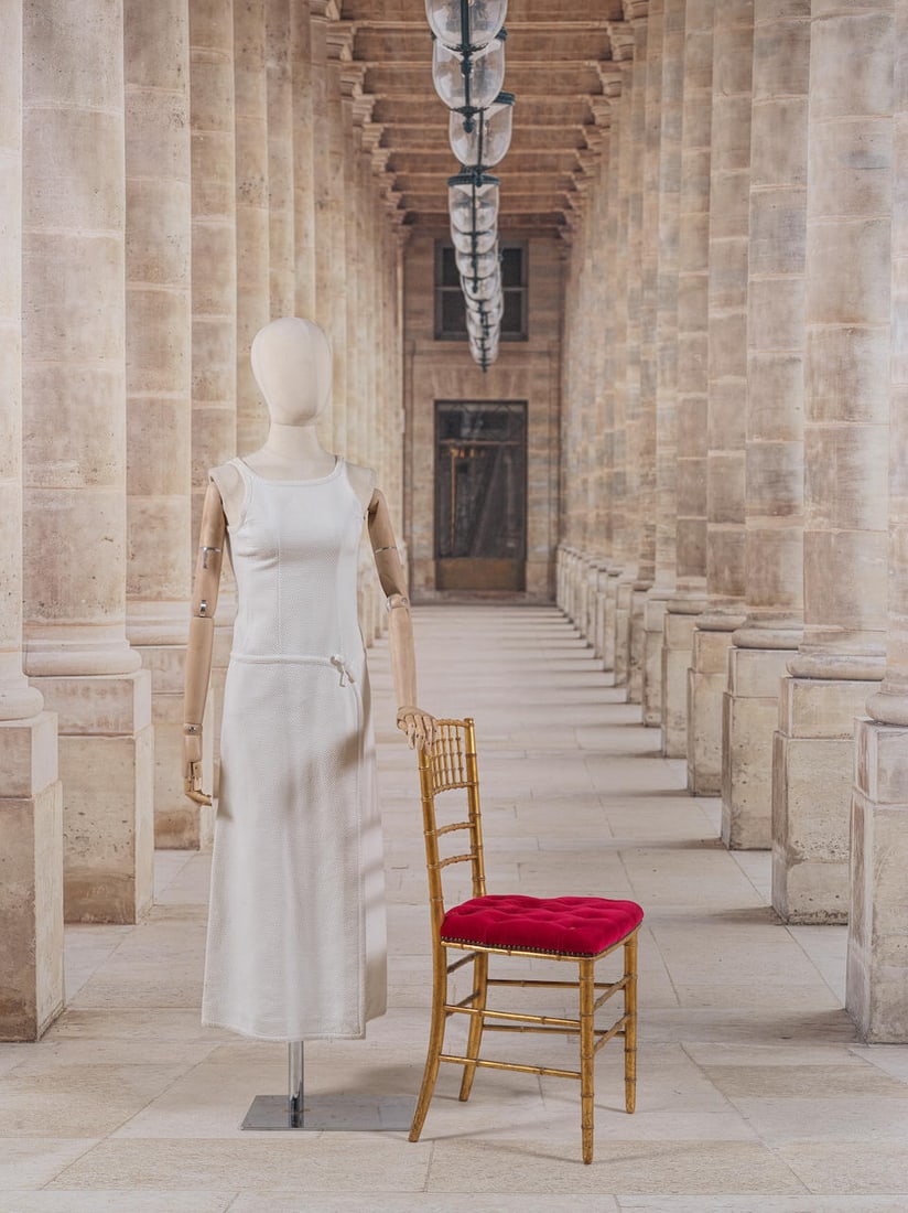 Courrèges Hyperbole, collection Prêt-à-Porter, circa 1970. Robe maxi en piqué...: Courrèges Hyperbole, collection Prêt-à-Porter, circa 1970. Robe maxi en piqué de coton blanc. Création André Courrèges Décolleté légèrement arron