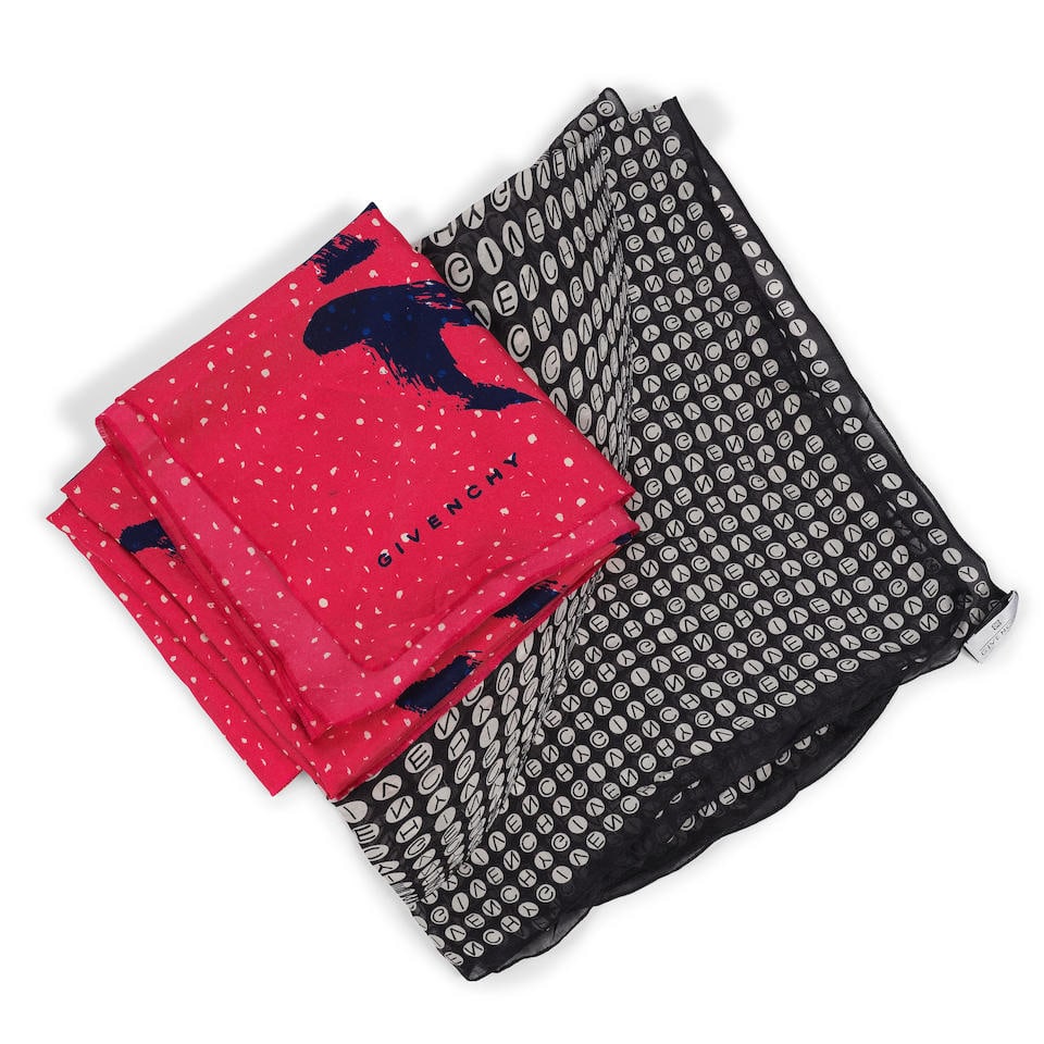 Givenchy. Deux carrés en soie imprimée.: Givenchy. Deux carrés en soie imprimée. L'un rouge, l'autre noir et blanc. Footnotes: Two printed silk squares. One red, the other black and white. For further information on this lot please