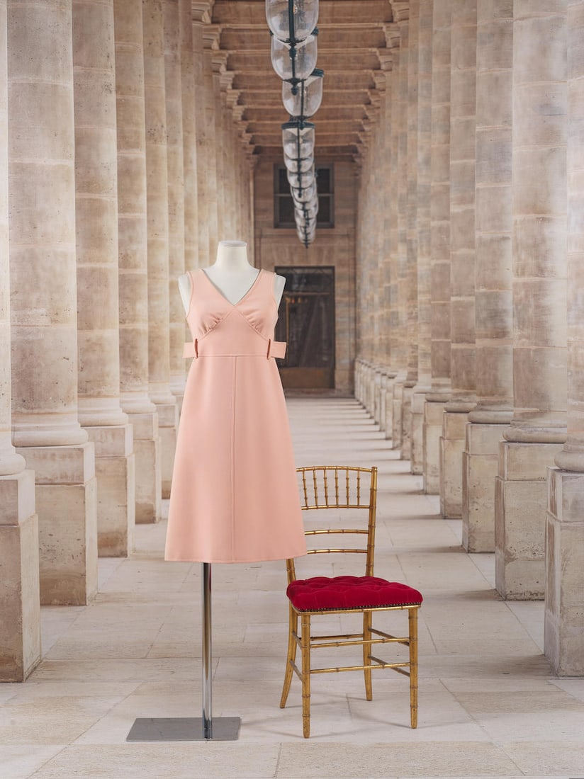 Courrèges Couture Future, collection Prêt-à-Porter, circa 1968. Robe trapèze...: Courrèges Couture Future, collection Prêt-à-Porter, circa 1968. Robe trapèze crevette Création André Courrèges Décolleté en V sur larges bretelles, effet d