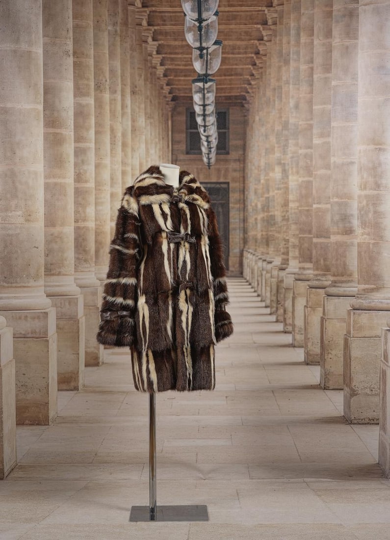 Chocquenet Fourrures Paris. Manteau en fourrure de mouffette chocolat, blanc et liens en cuir. (1 of 1)