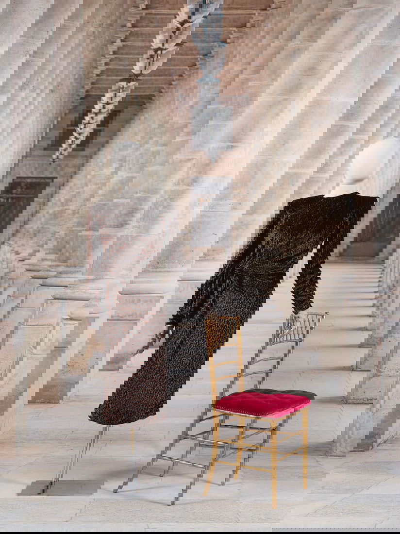 Givenchy, collection Haute Couture, circa 1985. Robe en velours de soie imprimé panthè...: Givenchy, collection Haute Couture, circa 1985. Robe en velours de soie imprimé panthère. Création Hubert de Givenchy - Prototype du défilé Encolure ronde, buste à effet