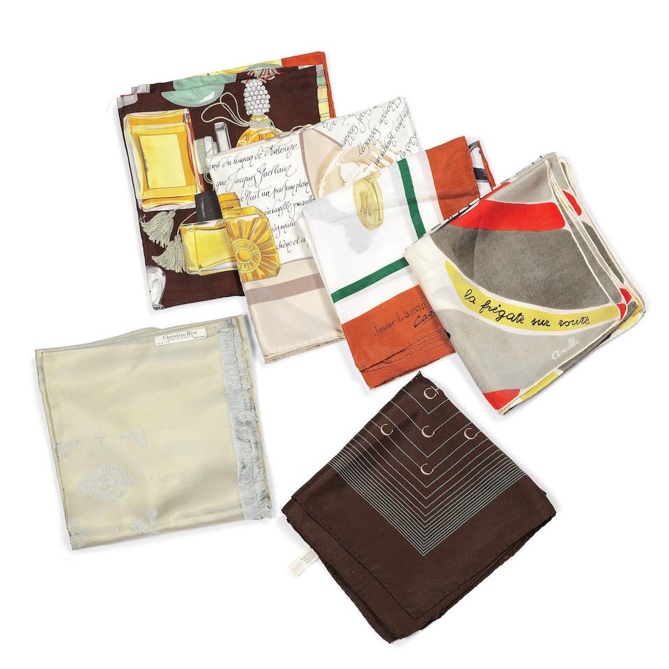 Christian Dior, Axelle, Jeanne Lanvin, Jean Patou Paris, Guerlain. Six carrés divers en soi...: Christian Dior, Axelle, Jeanne Lanvin, Jean Patou Paris, Guerlain. Six carrés divers en soie imprimée. Footnotes: Six various scrafs in printed silk. For further information on this lot plea