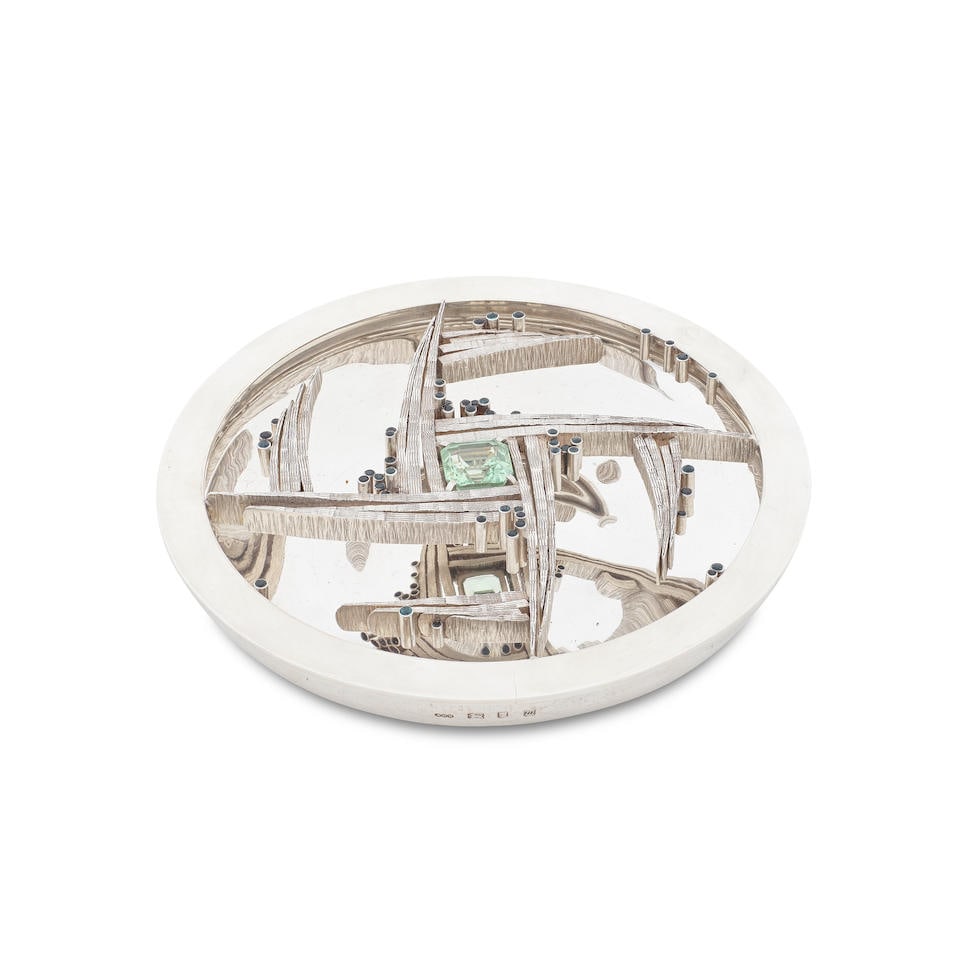 GERALD BENNEY: a rare silver centrepiece / rosebowl London 1967, underside also stamped GERALD B...: GERALD BENNEY: a rare silver centrepiece / rosebowl London 1967, underside also stamped GERALD BENNEY LONDON Open-work centre with eight graduated tapering curved sections joining to form a stylised