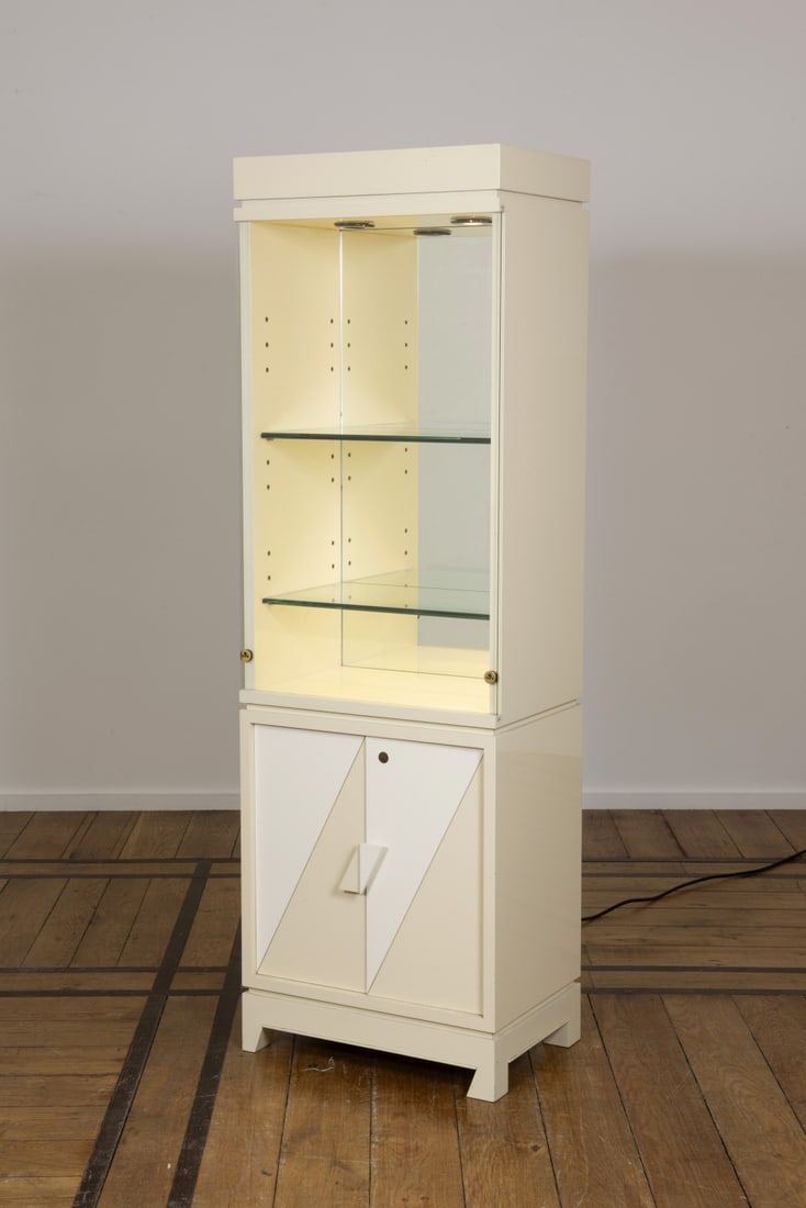EMIEL VERANNEMAN (1924-2004) Vitrine rétroéclairée: EMIEL VERANNEMAN (1924-2004) Vitrine rétroéclairée 1986 Bois laqué, verre et laiton Vitrinekast met verlichting 1986 Gelakt hout, glas en messing A backlit display cabinet in lacqu