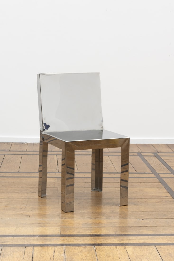 JULIA CHIARAMONTI (1984) Chaise sedia1: JULIA CHIARAMONTI (1984) Chaise sedia1 Circa 2020 Feuille d'acier inoxydable plié et poli Stoel 'sedia1' Omstreeks 2020 Gebogen en gepolijst roestvrijstaal A 'sedia1' chair in polished bent