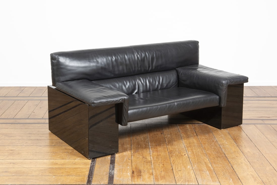 CINI BOERI (1924-2020) Canapé Brigadier: CINI BOERI (1924-2020) Canapé Brigadier Création en 1977 Edition Knoll international Bois laqué et cuir Bank 'Brigadier' Ontwerp 1977 Uitvoering Knoll International Gelakt hout en leder