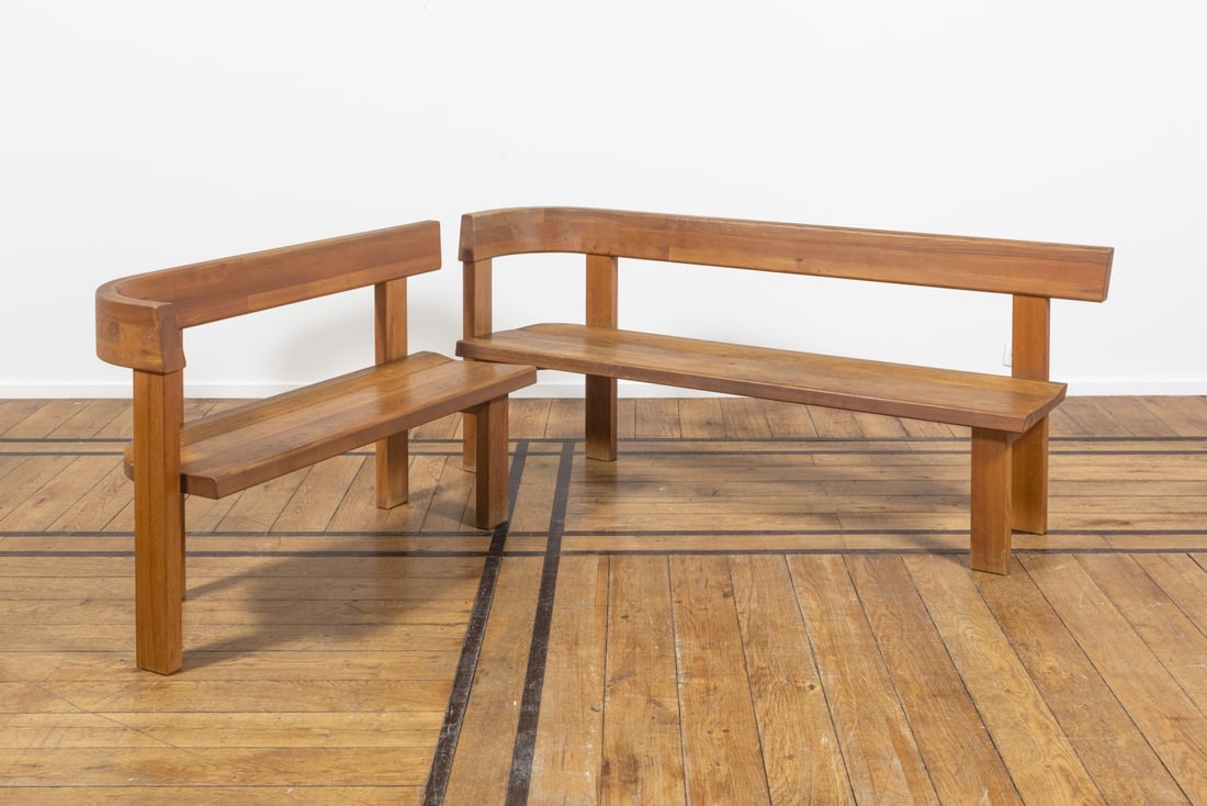 PIERRE CHAPO (1927-1986) Deux bancs d'angle S 35: PIERRE CHAPO (1927-1986) Deux bancs d'angle S 35 Création en 1969-1970 Réalisation Atelier Chapo Créations Orme massif Twee hoekbanken 'S 35' Ontwerp 1969-1970 Uitvoering Atelier Chapo
