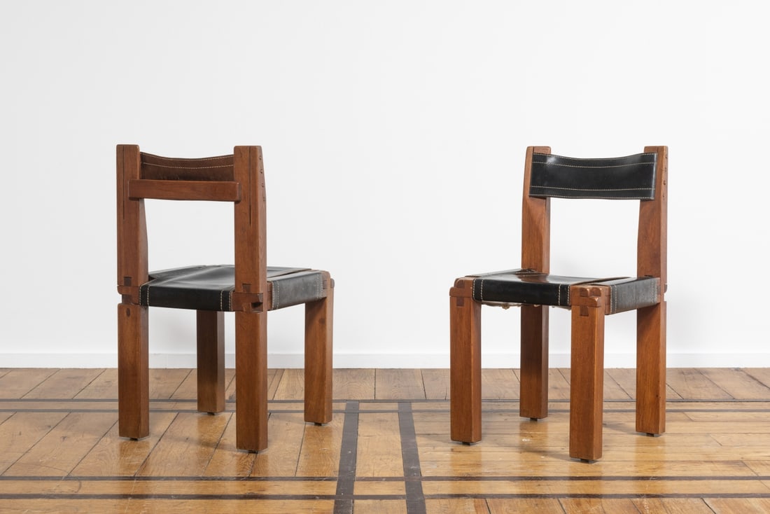 PIERRE CHAPO (1927-1987) Paire de chaises S 11: PIERRE CHAPO (1927-1987) Paire de chaises S 11 Création en 1966 Réalisation Atelier Chapo Créations Orme, cuir et cordes Paar stoelen 'S 11' Ontwerp 1966 Uitvoering Atelier Chapo Cr