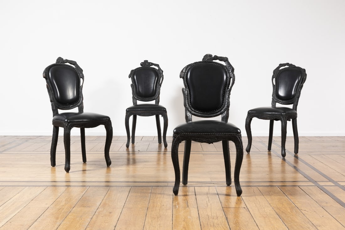MAARTEN BAAS (1978) Paire de chaises de la série Smoke: MAARTEN BAAS (1978) Paire de chaises de la série Smoke Création en 2002 Bois brûlé, résine epoxy et cuir Paar stoelen uit de 'Smoke' serie Ontwerp 2002 Verbrand hout, kunsthar