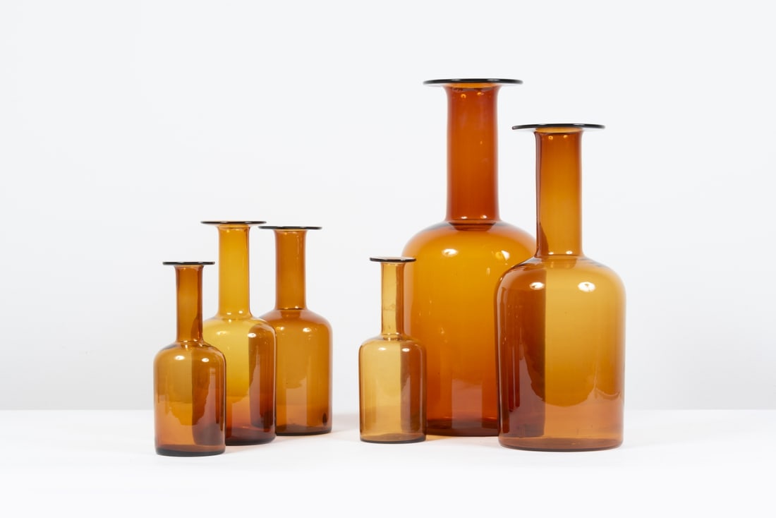 OTTO BRAUER (XX) Ensemble de six bouteilles Gulvvase: OTTO BRAUER (XX) Ensemble de six bouteilles Gulvvase Création en 1959 Edition Kastrup Holmegaard, circa 1970 Verre coloré Set van zes 'Gulvvase' flessen Ontwerp 1959 Uitvoering Kastrup Holme