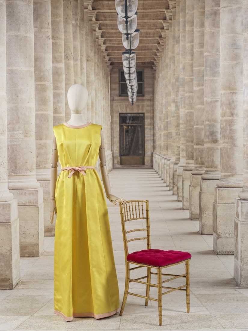 Yves Saint Laurent, collection Haute Couture, Automne-Hiver 1965. Robe du soir en ziberline de s...: Yves Saint Laurent, collection Haute Couture, Automne-Hiver 1965. Robe du soir en ziberline de soie jaune. Création Yves Saint Laurent Encolure ronde rehaussé d'un biais rose finissant dans