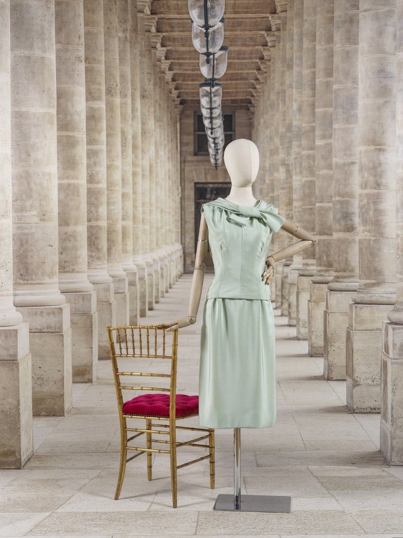Guy Laroche, collection Haute Couture, circa 1962. Robe de cocktail en crêpe de soie vert Nil.: Guy Laroche, collection Haute Couture, circa 1962. Robe de cocktail en crêpe de soie vert Nil. A effet de faux deux pièces, haut à décolleté bateau souligné d'un double p
