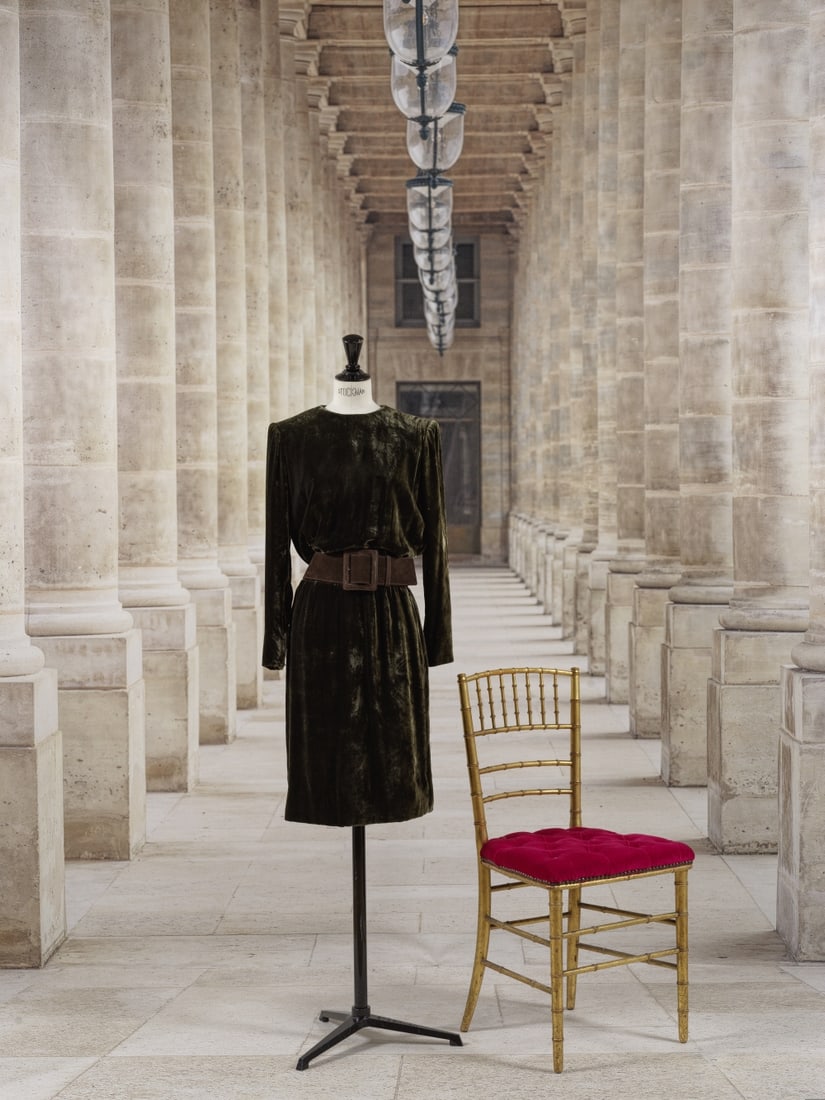 Yves Saint Laurent, collection Haute Couture, Automne-Hiver 1997. Robe de jour en panne de velou...: Yves Saint Laurent, collection Haute Couture, Automne-Hiver 1997. Robe de jour en panne de velours kaki. Création Yves Saint Laurent Encolure ronde, bas de buste légèrement froncé,