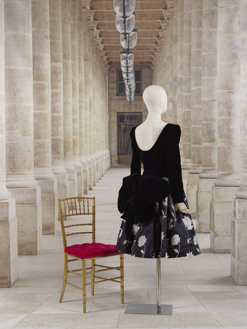 Yves Saint Laurent, collection Haute Couture, Automne-Hiver 1995. Robe du soir courte, velours e...: Yves Saint Laurent, collection Haute Couture, Automne-Hiver 1995. Robe du soir courte, velours et satin noir broché blanc. Création Yves Saint Laurent - Prototype du défilé - Mod&#