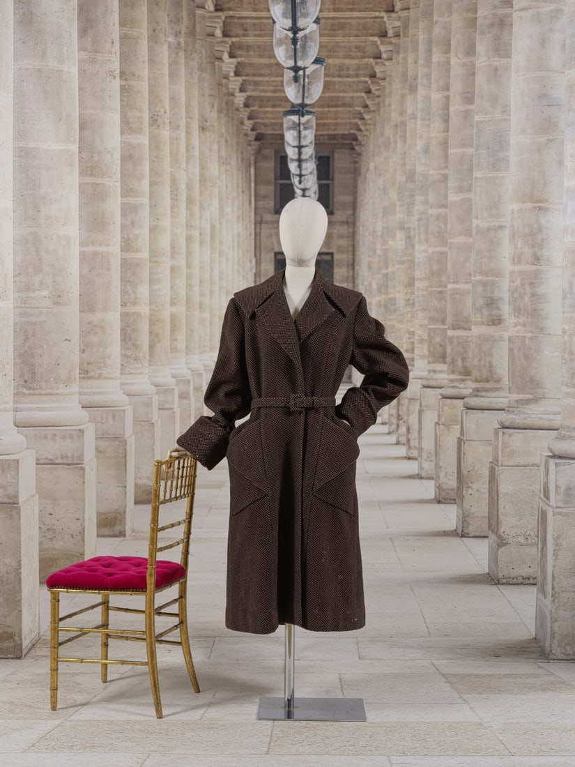 Christian Dior (attribué à), collection Haute Couture, circa 1947. Manteau redingote e...: Christian Dior (attribué à), collection Haute Couture, circa 1947. Manteau redingote en lainage chocolat à effet de pois blancs dans le tissage. Création Christian Dior De forme re