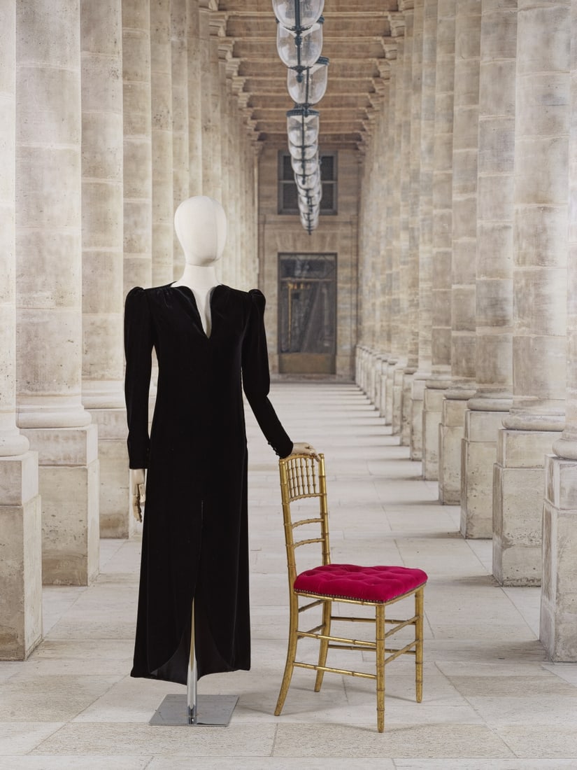 Yves Saint Laurent, collection Haute Couture, circa 1983. Robe du soir longue en velours de soie...: Yves Saint Laurent, collection Haute Couture, circa 1983. Robe du soir longue en velours de soie noir. Création Yves Saint Laurent Encolure ronde sur petit décolleté en pointe, manches
